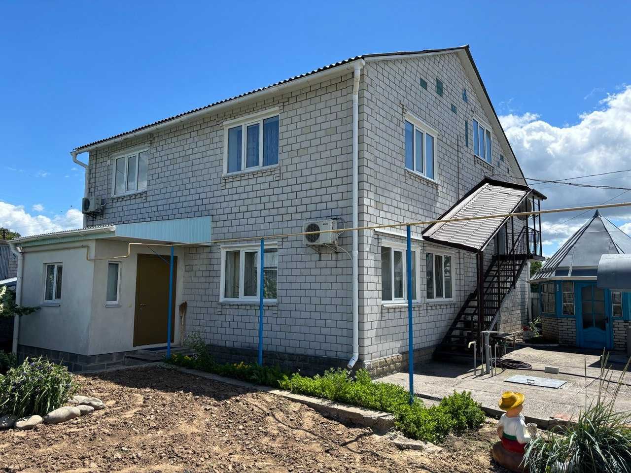 Продам просторий будинок з підвалом та укриттям, ділянкою та садом.