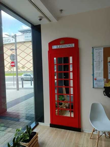 Angielska Budka Telefoniczna K6 - Fasad jako duże stylowe Lustro