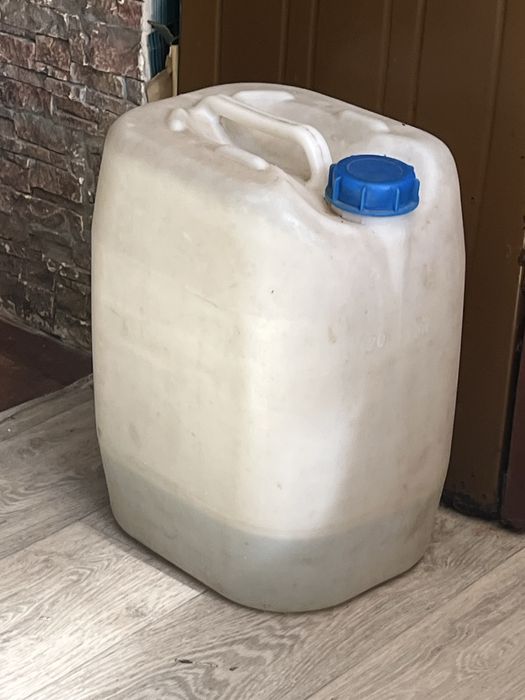 Канистра пластикова 20 литров под воду или бензин