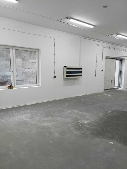 Hala-Magazyn i część działki