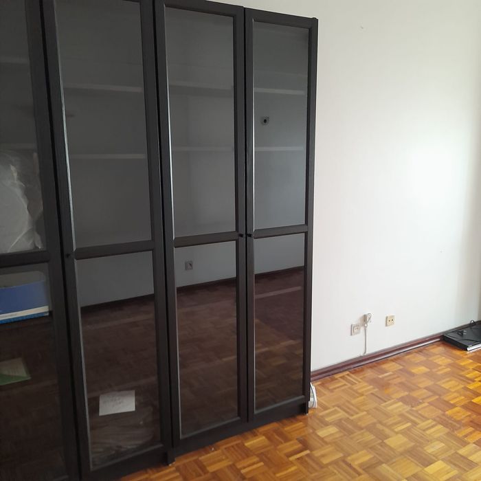 Estantes Billy de cor preta usadas