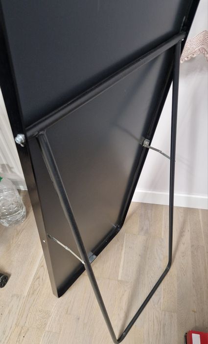 Lustro w metalowej ramie