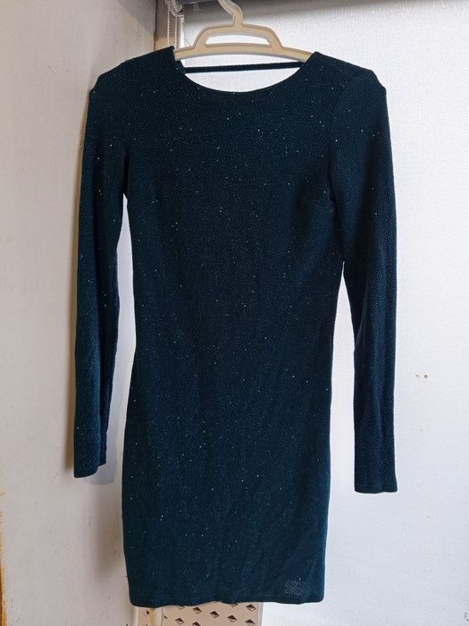 Зелене блискуче нарядне міні плаття з голою спинкою