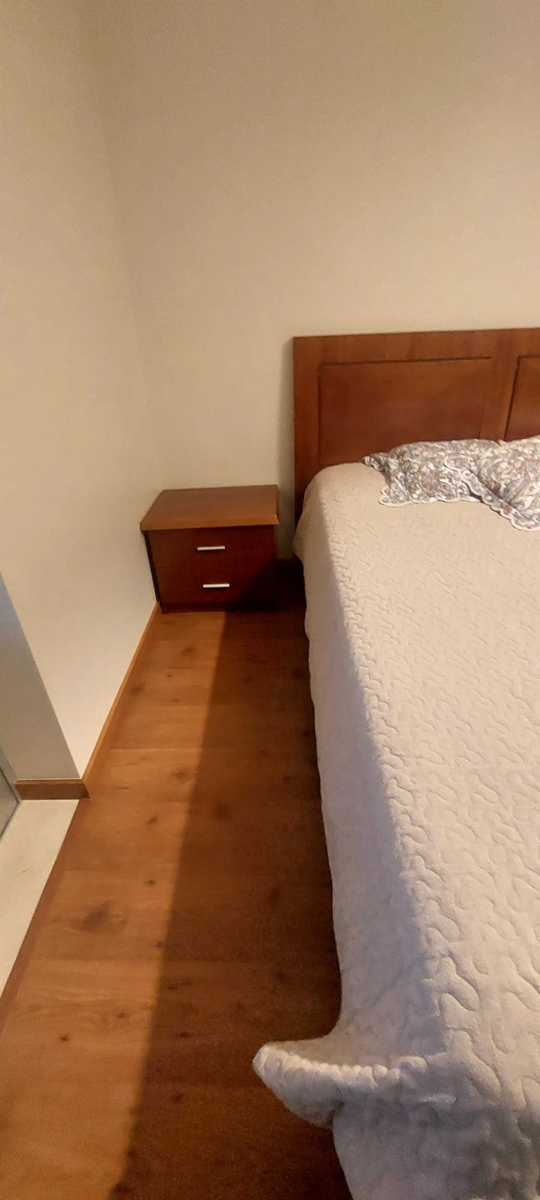 Cama + 2 mesas de cabeceira + 2 camiseiros, em madeira de cerejeira