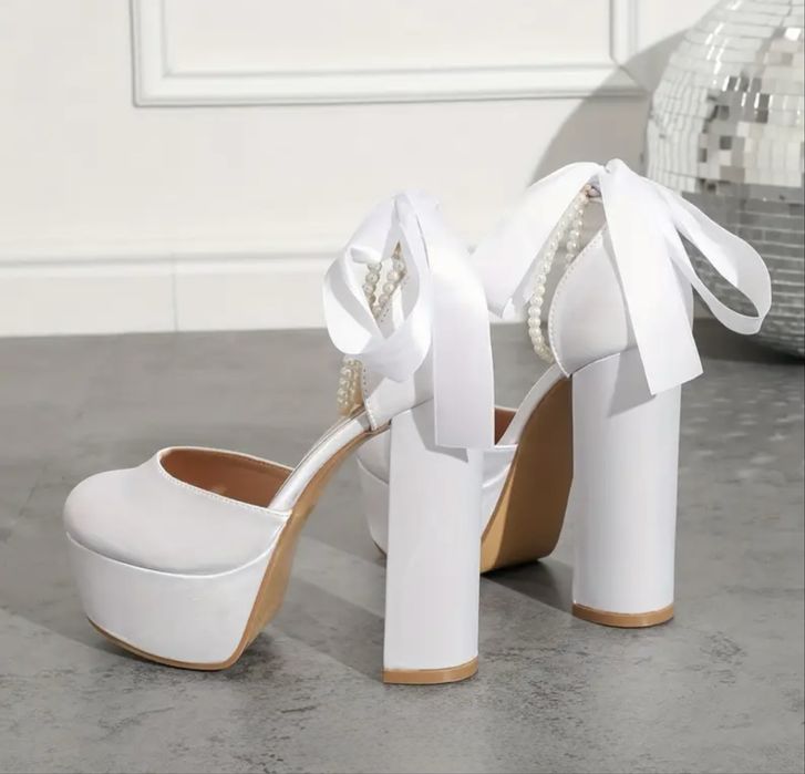 Туфлі  білого кольору