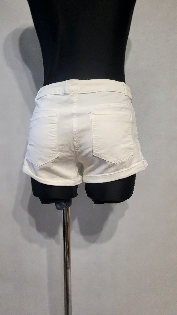 Białe szorty H&M, rozm.36. Długość 23 cm, pas mierzony na płasko 37 cm