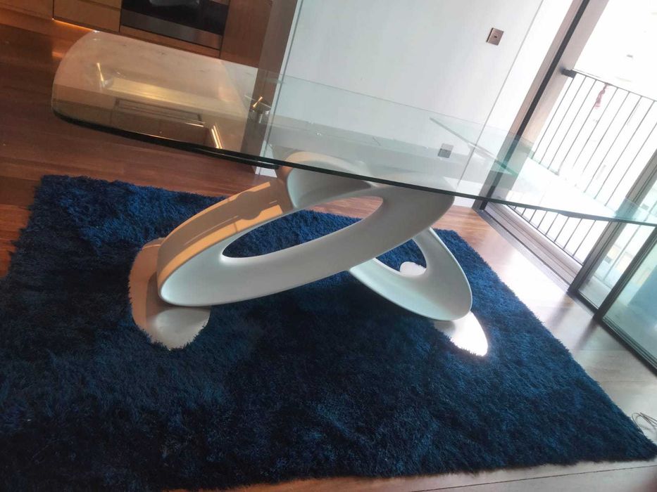 Mesa de Jantar - Tampo em Vidro Temperado - Base Escultural