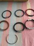 Pulseiras em couro e aço