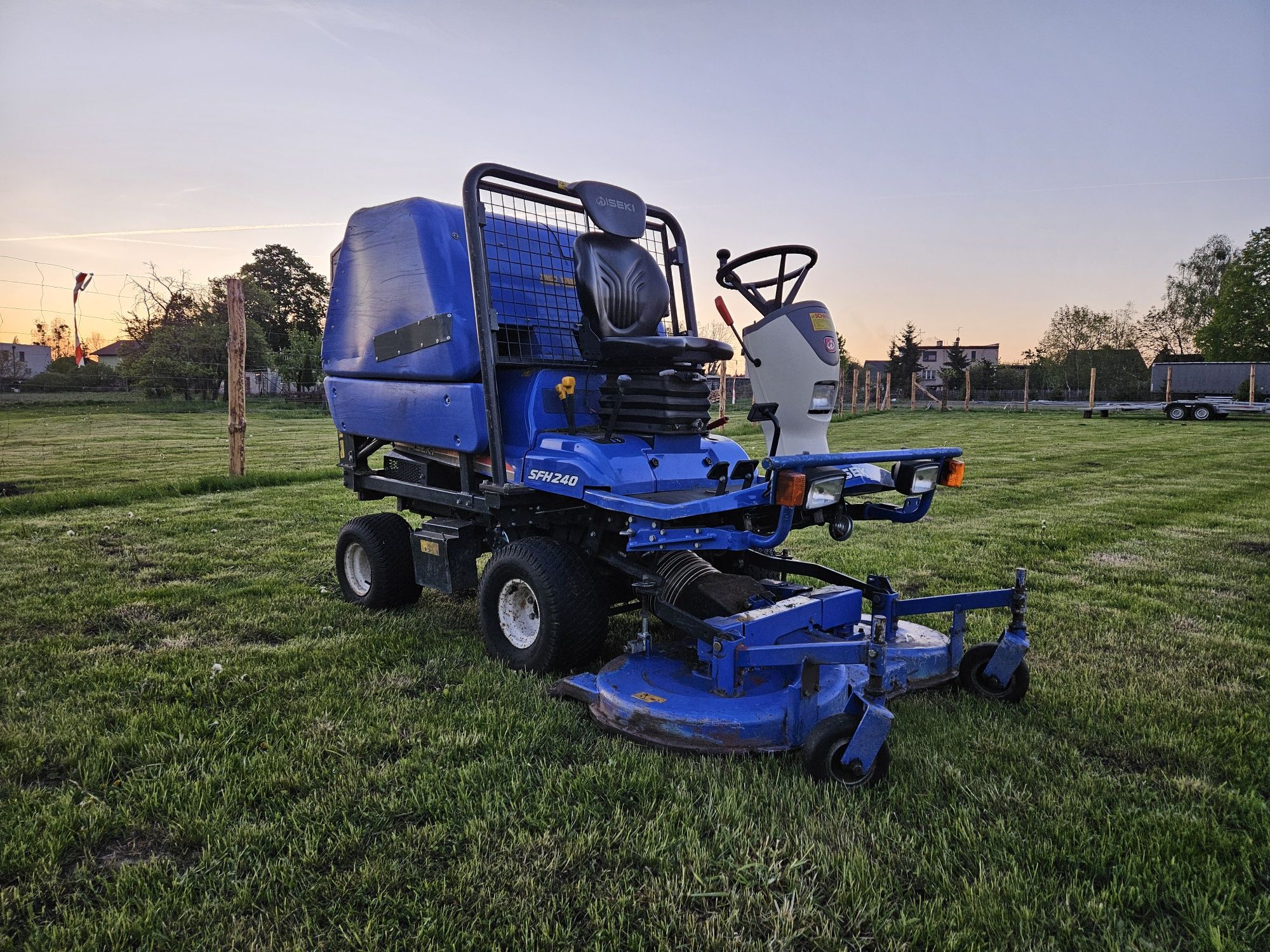 Iseki SFH240 kosiarka traktorek komunalny kosz 4WD 2014 górny wysyp