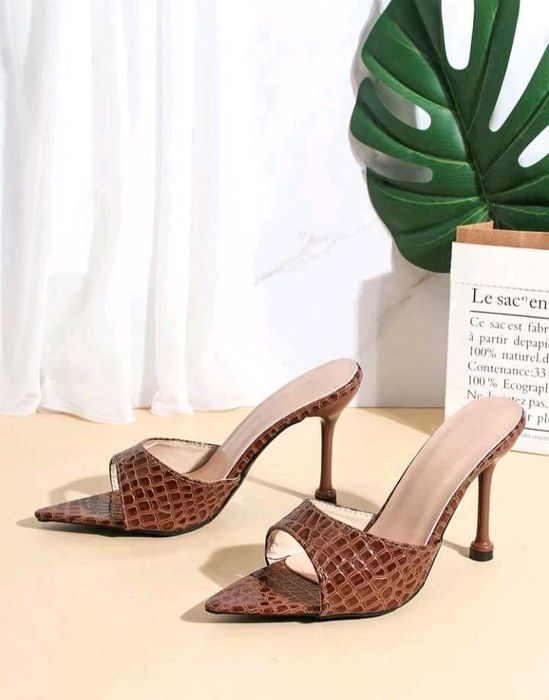 Sandália com estampa crocodilo novas última unidade