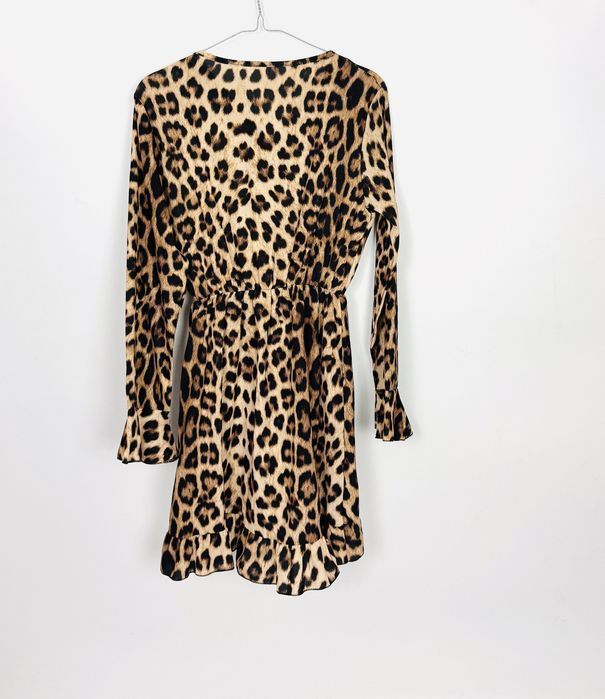 Krótka sukienka w panterkę z falbaną S 36