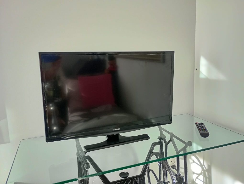 Telewizor Samsung UE28J4100