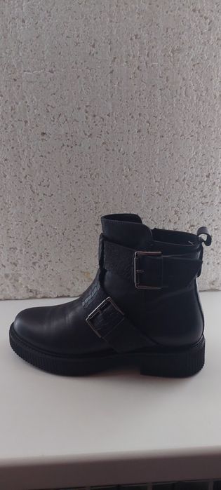 Продам женские ботинки