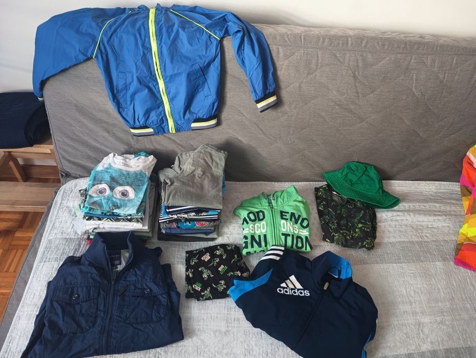 Paka ubrań dla chłopca 122/128 koszulka, kurtka, spodnie, płaszcz