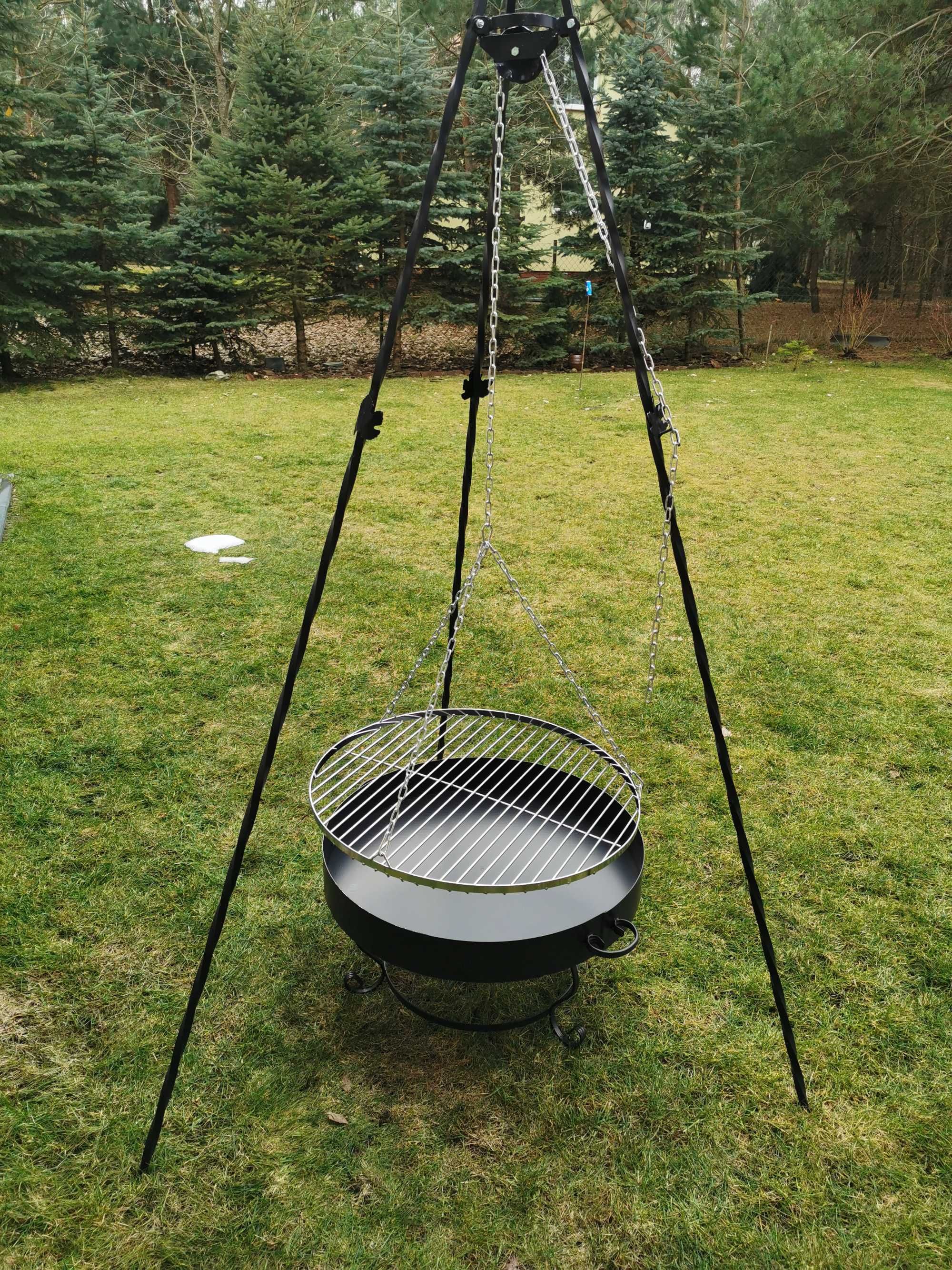 Grill ogrodowy, trójnóg