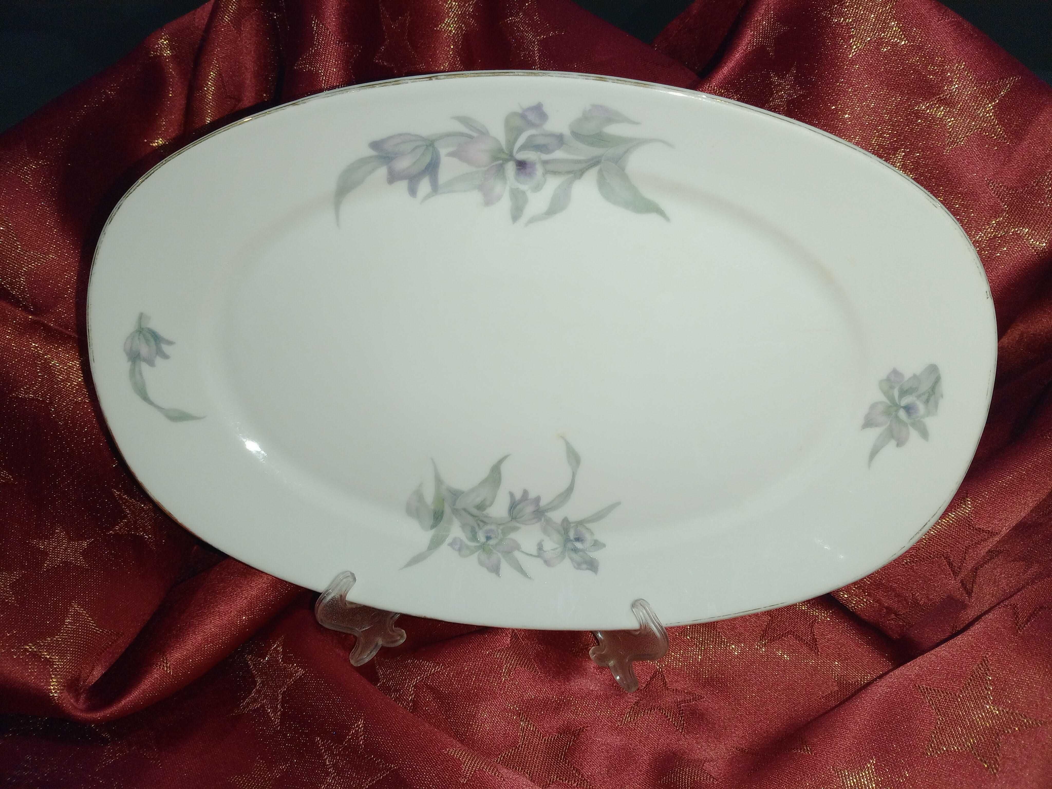 Półmisek porcelanowy w białym kolorze w kwiaty i z złotą obwódką.