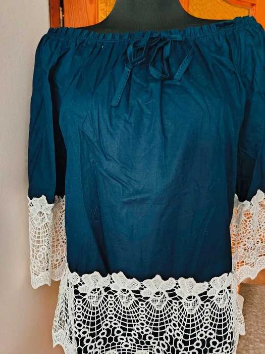 Granatowa bluzka hiszpanka z białą koronką bawełna