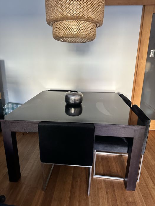 Mesa de jantar e cadeiras