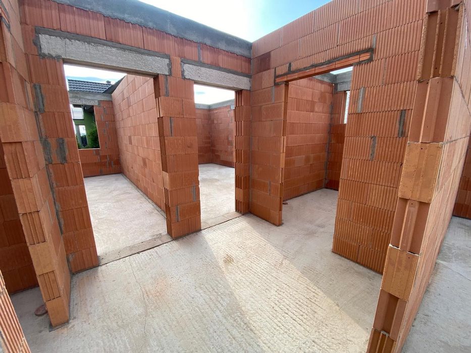 Budowanie domów, murowanie, ławy fundamentowe, stan surowy po dach