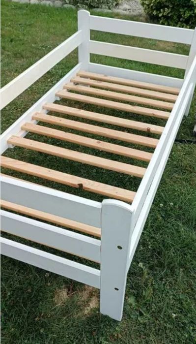 Białe nowe łóżko Ernest 160x80 drewno naturalne barierka materac