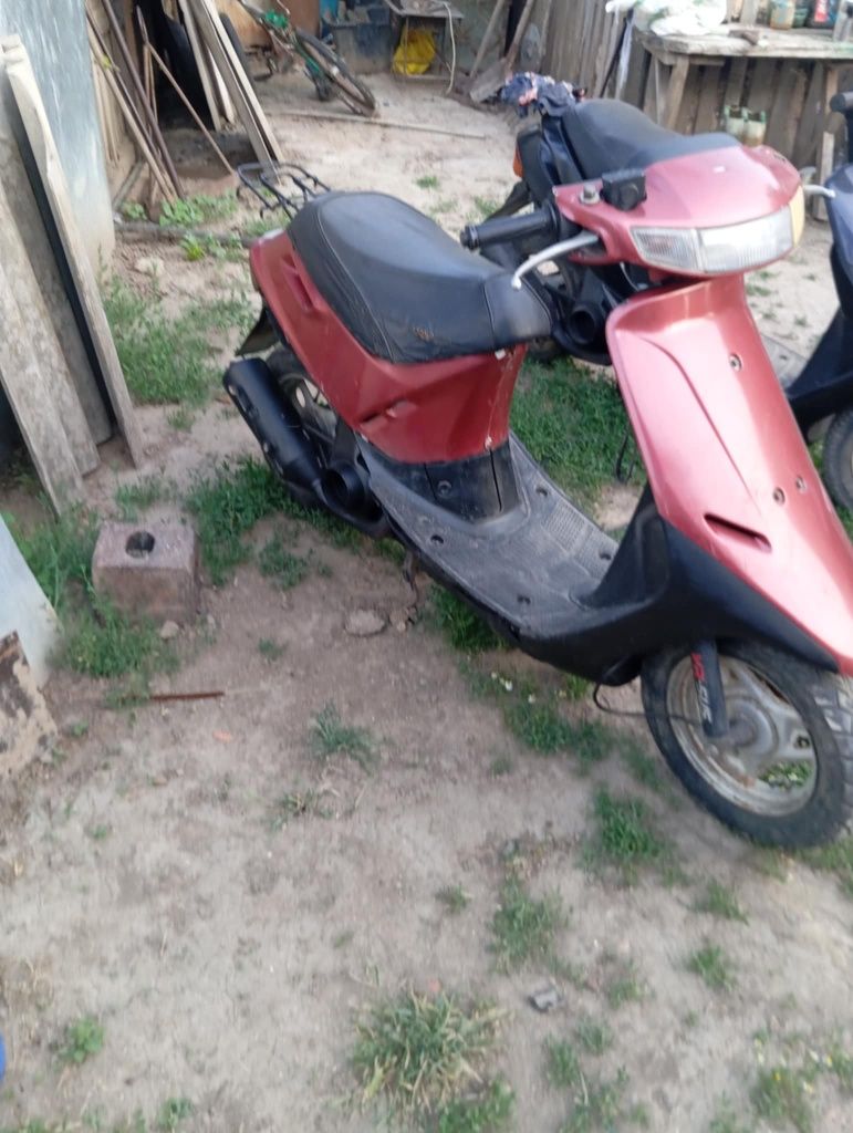 В продаже тры мопеда по десять тысяч не большой торг .