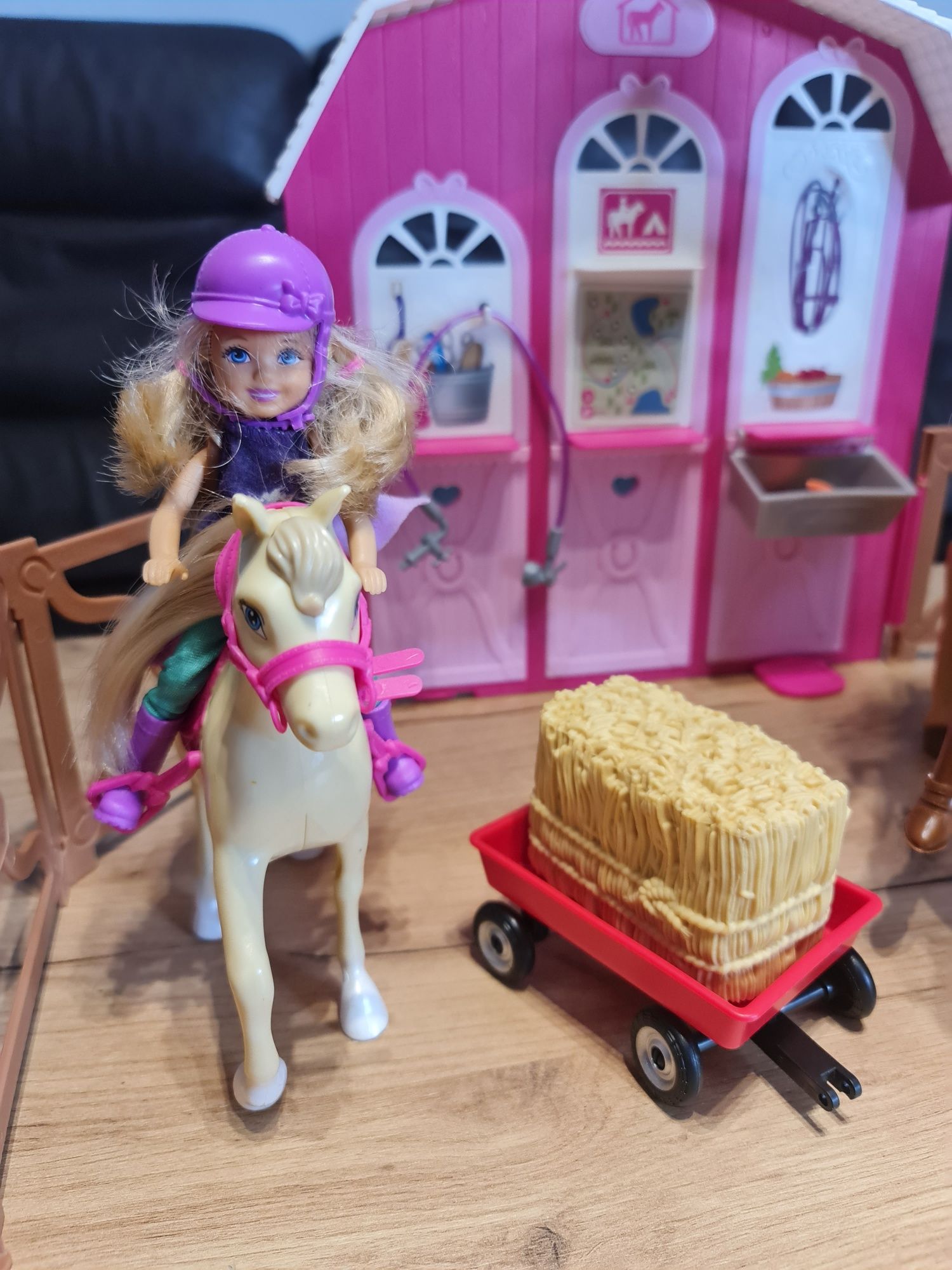 Mattel DMR52 Barbie w krainie kucyków 3 koniki 3 lalki stadnina