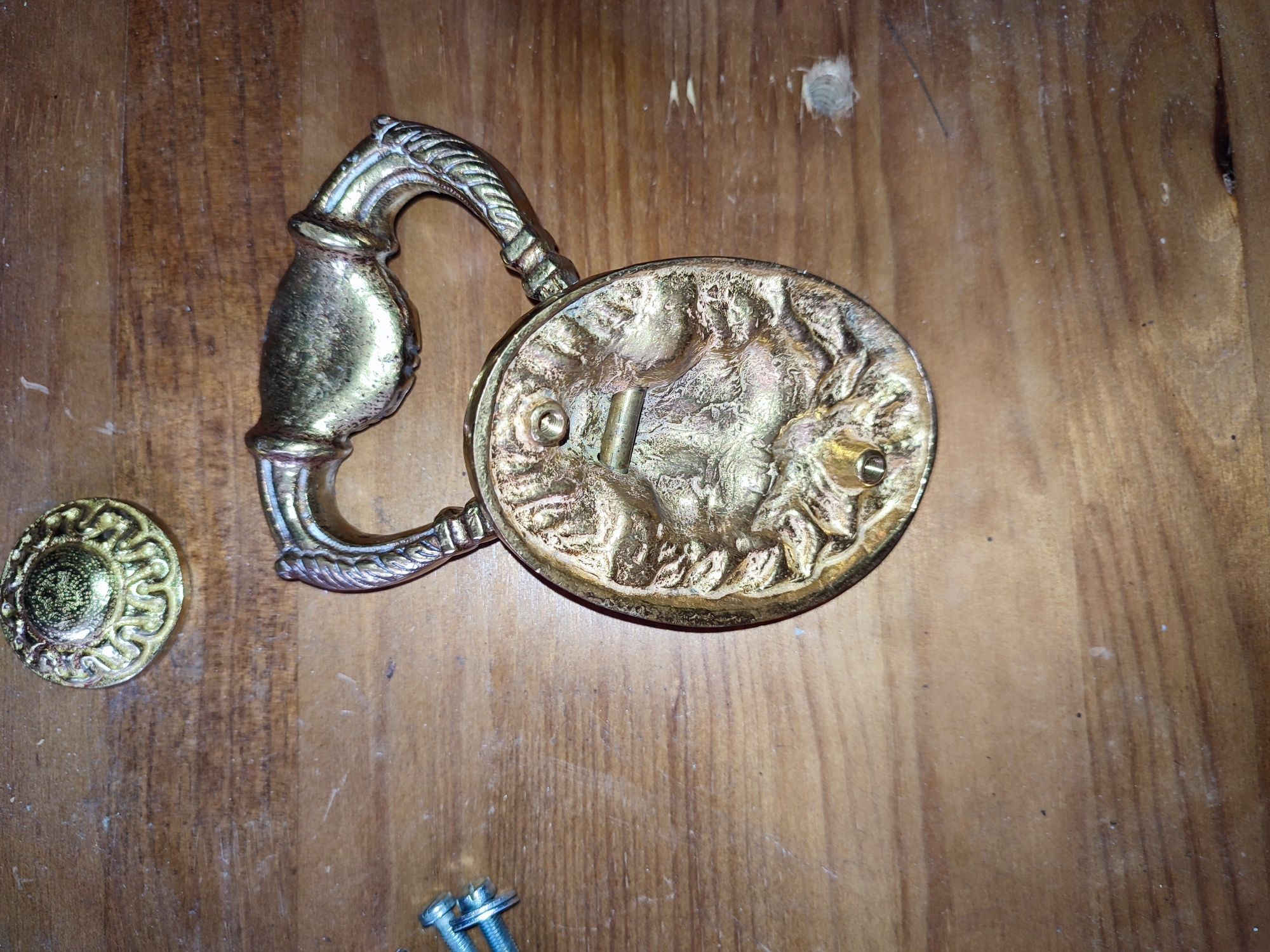 Batente de porta em metal dourado com leão