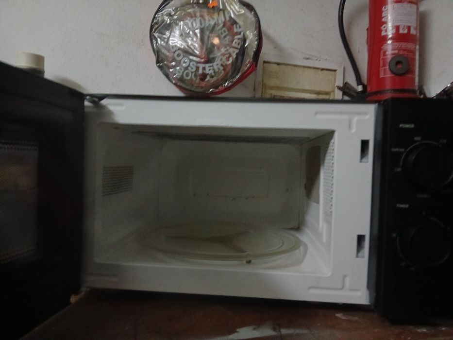 microondas no estado que se encontra-se nas fotografias