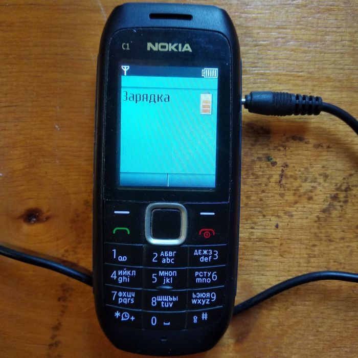 Телефон и зарядное устройство