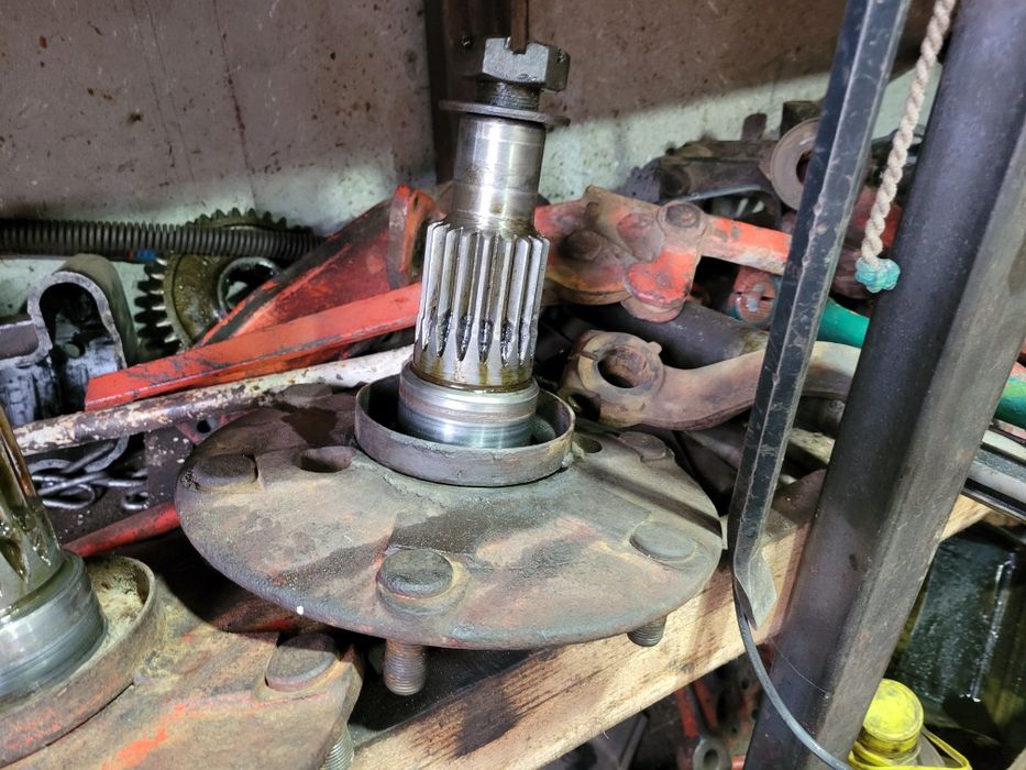 Продам запчастини до трактора т25