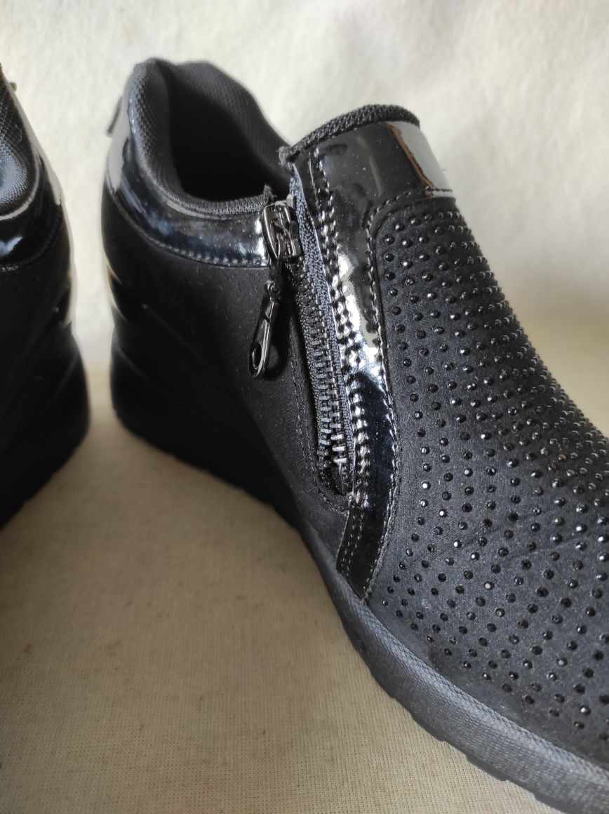Czarne sneakersy damskie na koturnie z cyrkoniami z suwakiem 37