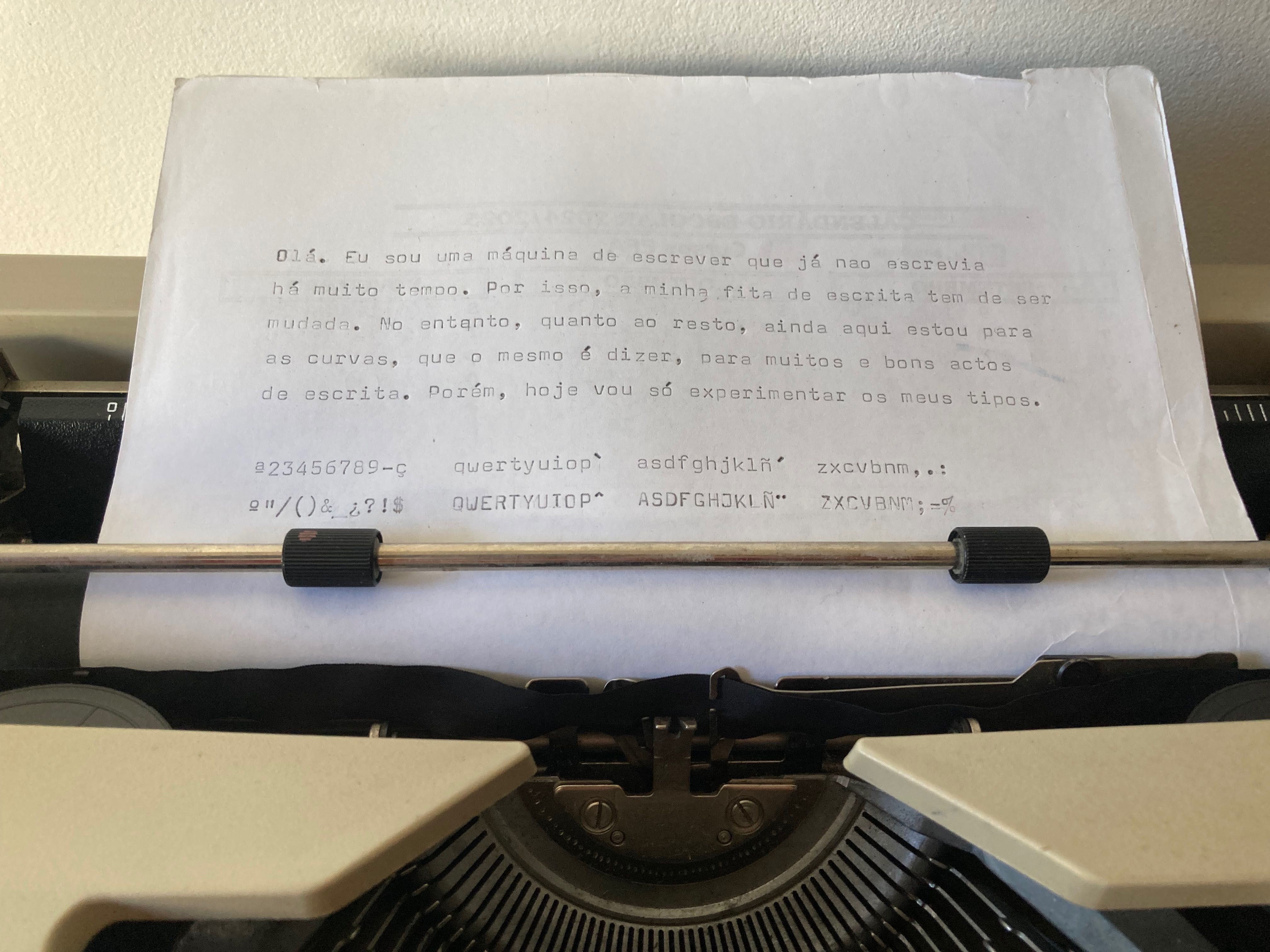 Máquina de escrever  ***   Olivetti