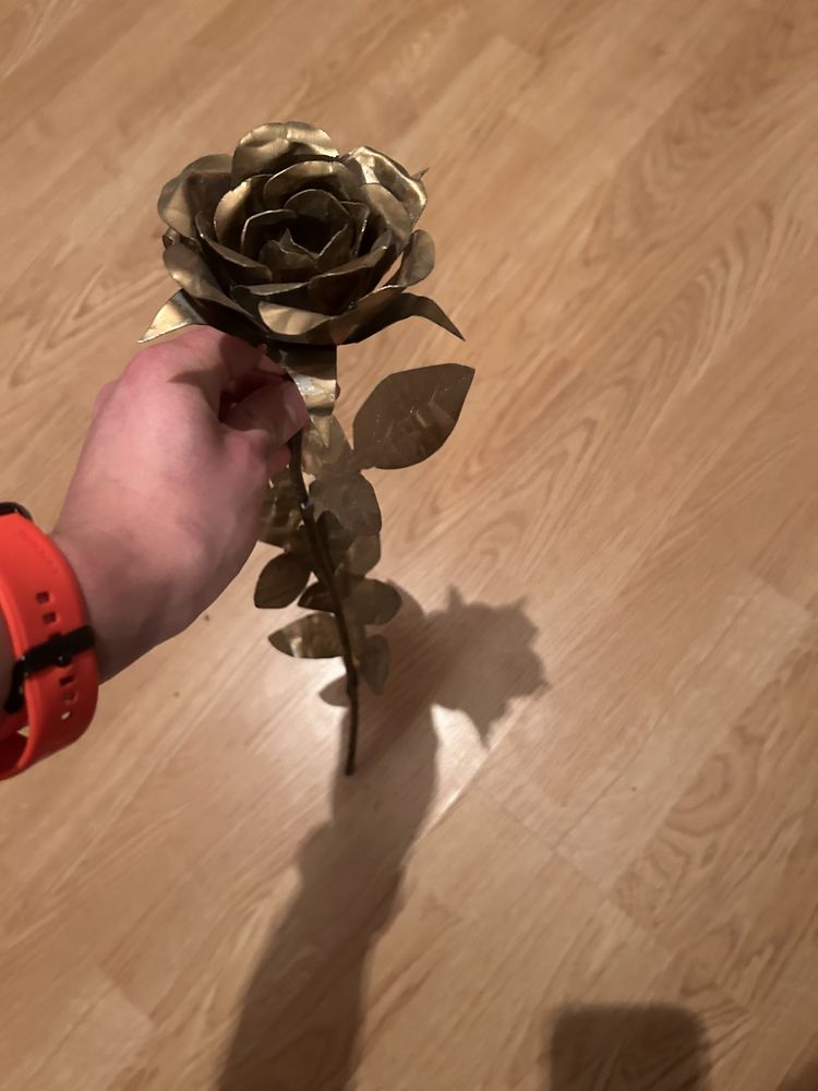 róża z metalu recznie robiona