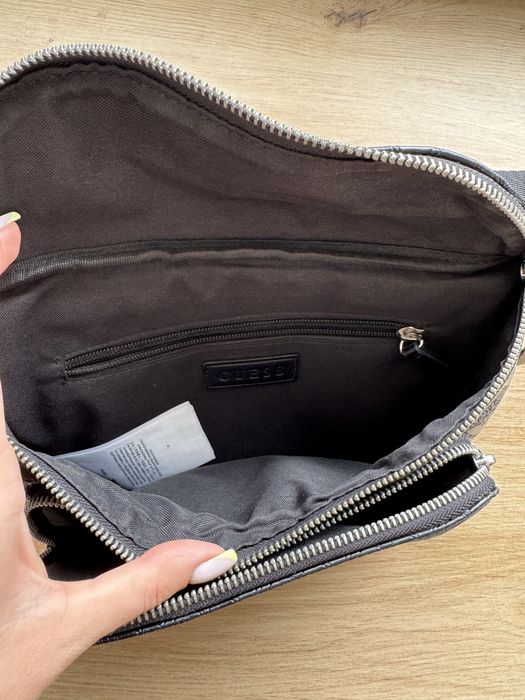 Мужская черная поясная сумка Guess