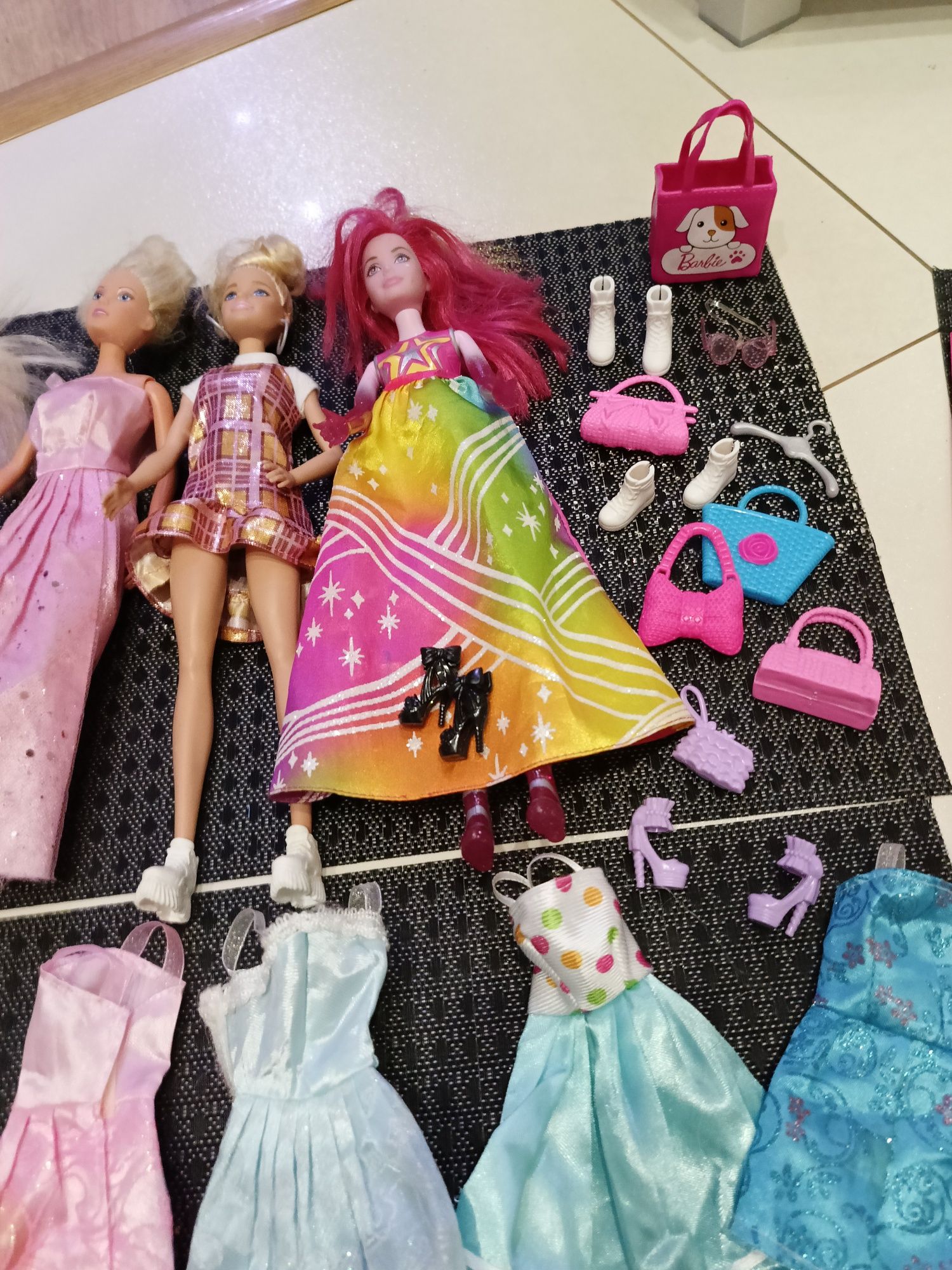 Lalki Barbie + szafa z ubraniami