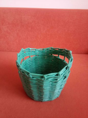 Zielony koszyk z wikliny papierowej osłona na doniczkę