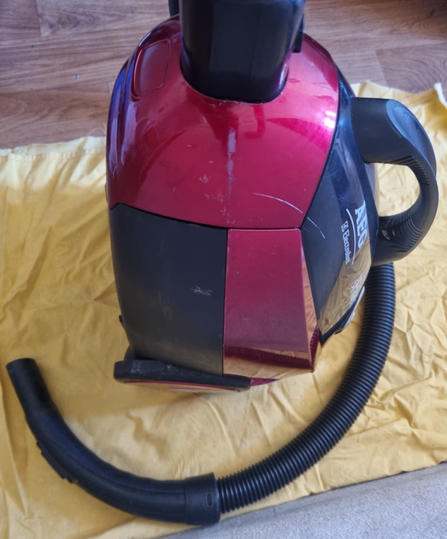 Aspirador AEG 2000W para Peças trabalha mas parece entúpido