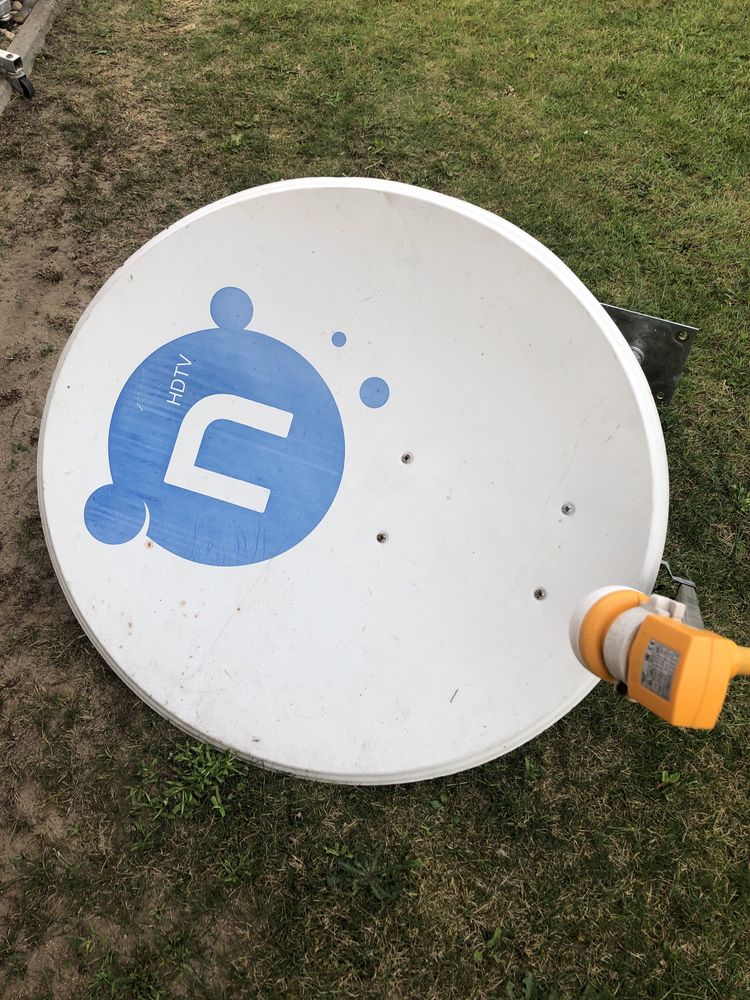 Antena satelitarna z uchwytem i konwerterem