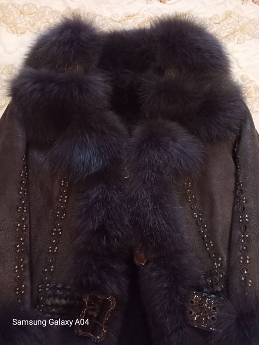 Продам шикарнейшую натуральную шубку для настоящей леди с мехом песца