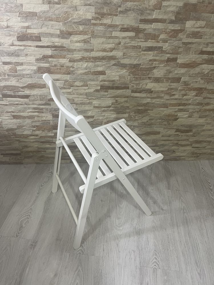 Cadeira branca dobravel