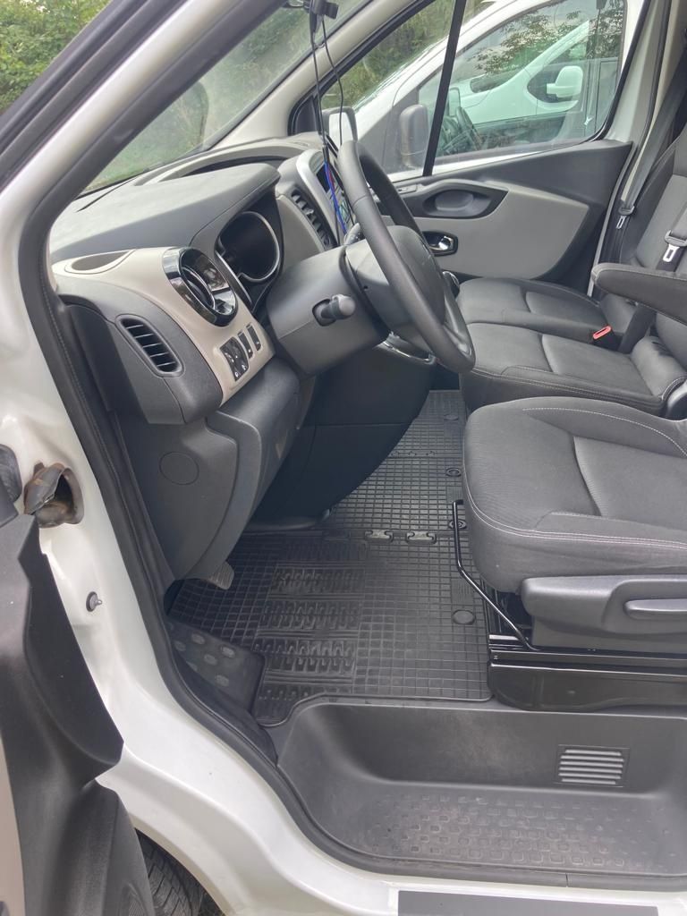 Auto dostawcze /furgon/ bus L2H1 wynajem / wypożyczenie Renault Trafic