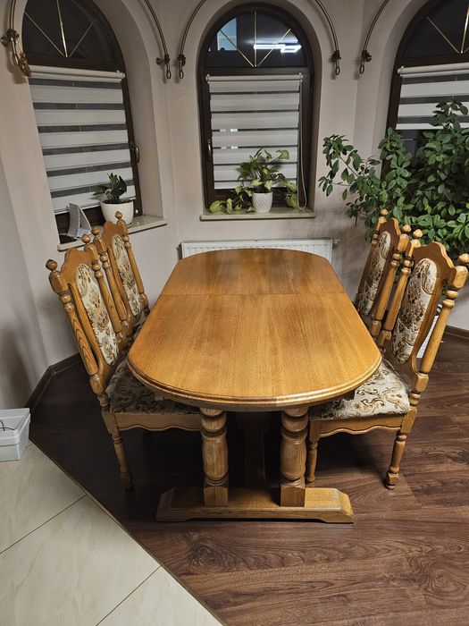 Stół dębowy owalny + 4 krzesła.  Stan B.Dobry.