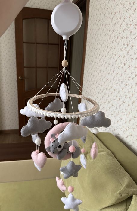 Мобіль з фетру ручної роботи