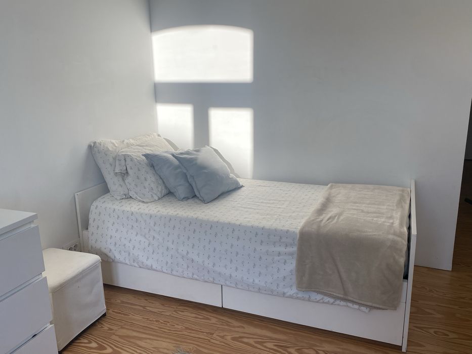 Cama de solteiro branca com dois gavetões e colchao