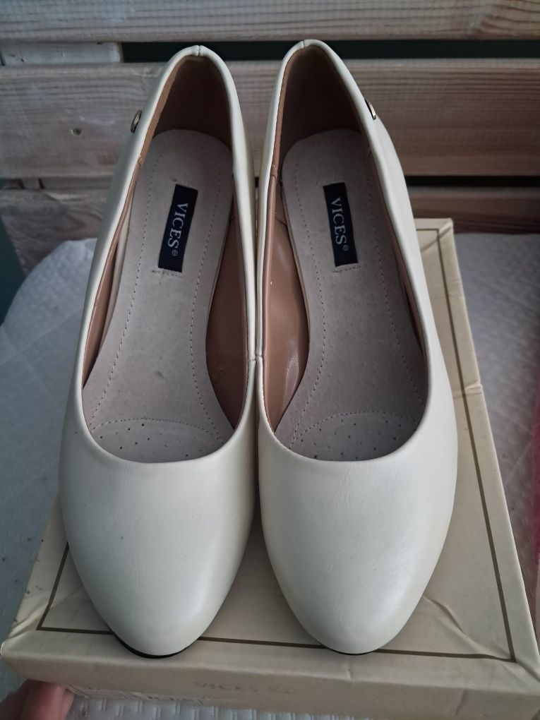 Buty na obcasie, beżowe