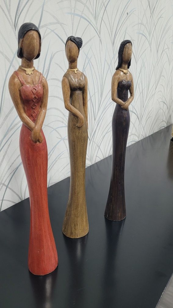 3 bonecas em madeira pintada