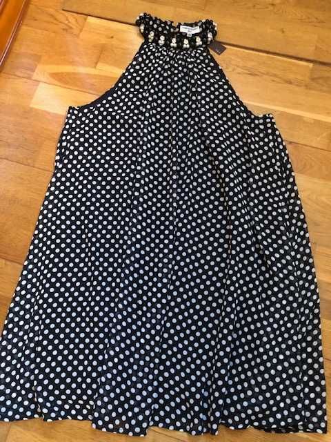 Vestido preto com bolas brancas, muito vaporoso e elegante