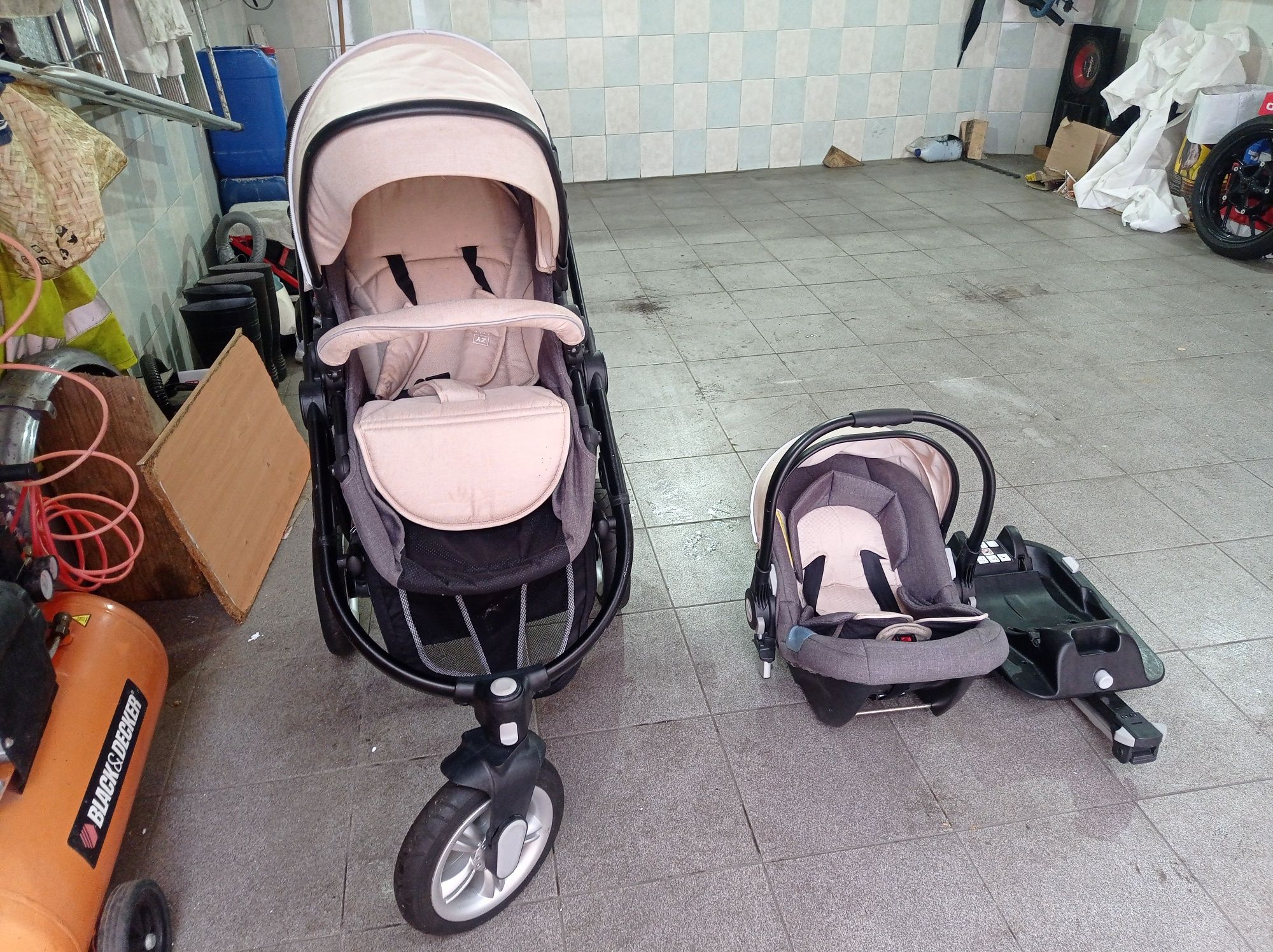 Carrinho bebé Zippy com isofix