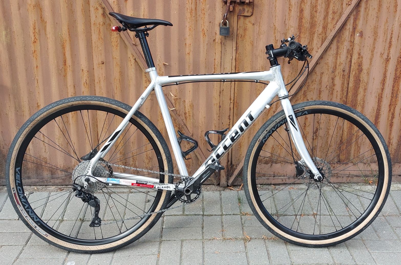 Accent falcon flat bar gravel commuter deore 1x10