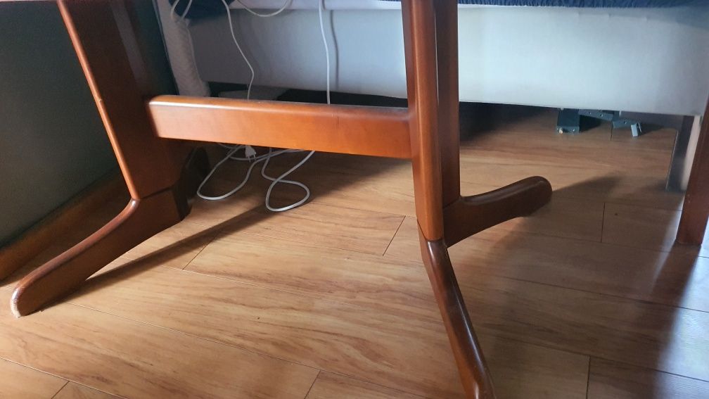 Stół rozkładany z 4 krzesłami